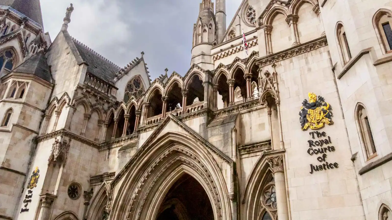 بريطانية أقامت علاقة مع توأمين.. والقضاء يعجز عن تحديد والد طفلتها