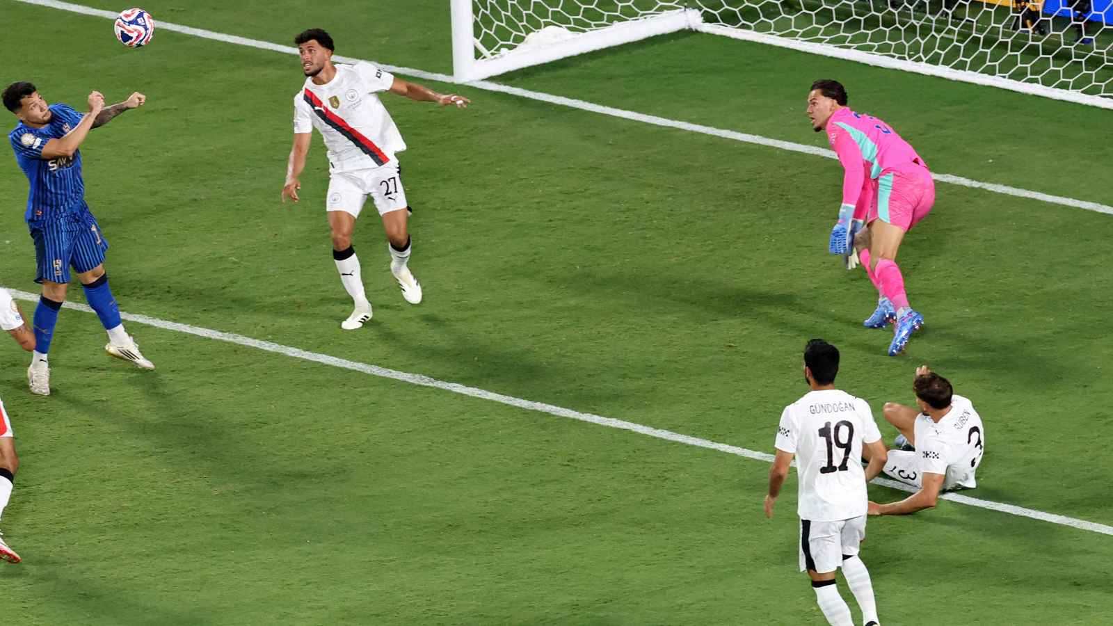 ماذا قالت الصحف الإنجليزية عن فوز الهلال على مانشستر سيتي؟