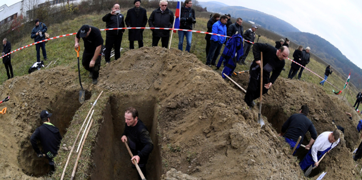بالصور.. شقيقان يفوزان بجائزة "أفضل قبر" ضمن معرض دولي لخدمات الجنازات