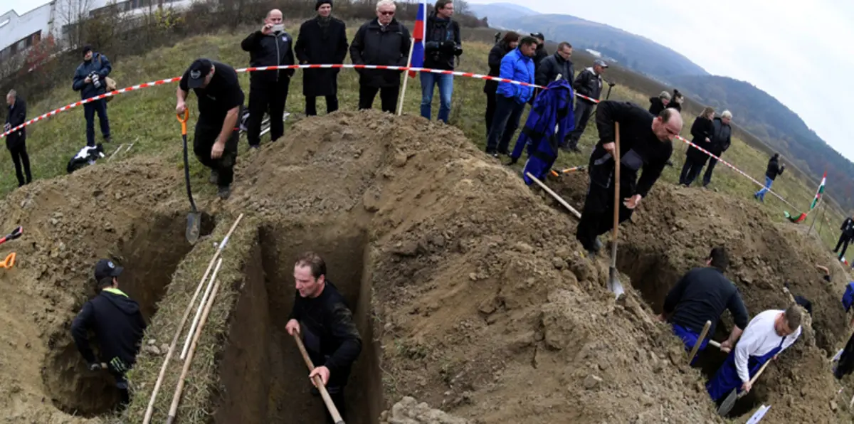 بالصور.. شقيقان يفوزان بجائزة "أفضل قبر" ضمن معرض دولي لخدمات الجنازات