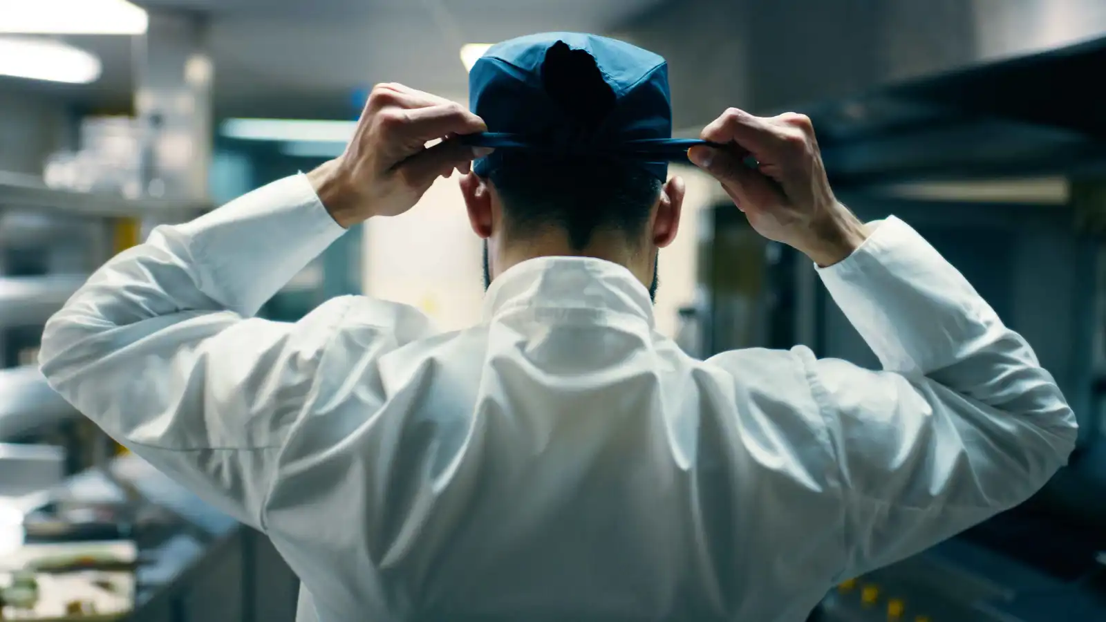 فيديو مؤثر لشيف شاب مات بملعب كرة قدم في تركيا