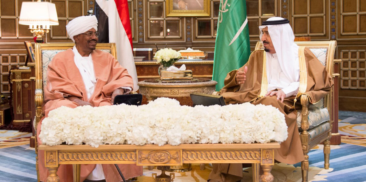 الملك سلمان يبحث مع الرئيس السوداني مستجدات الأحداث في المنطقة