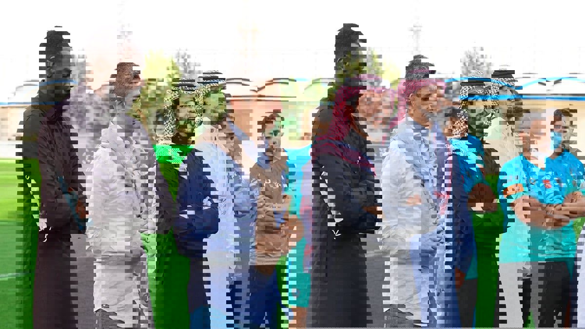 شاهد.. رازفان لوشيسكو يبكي في وداع لاعبي الهلال (فيديو وصور)