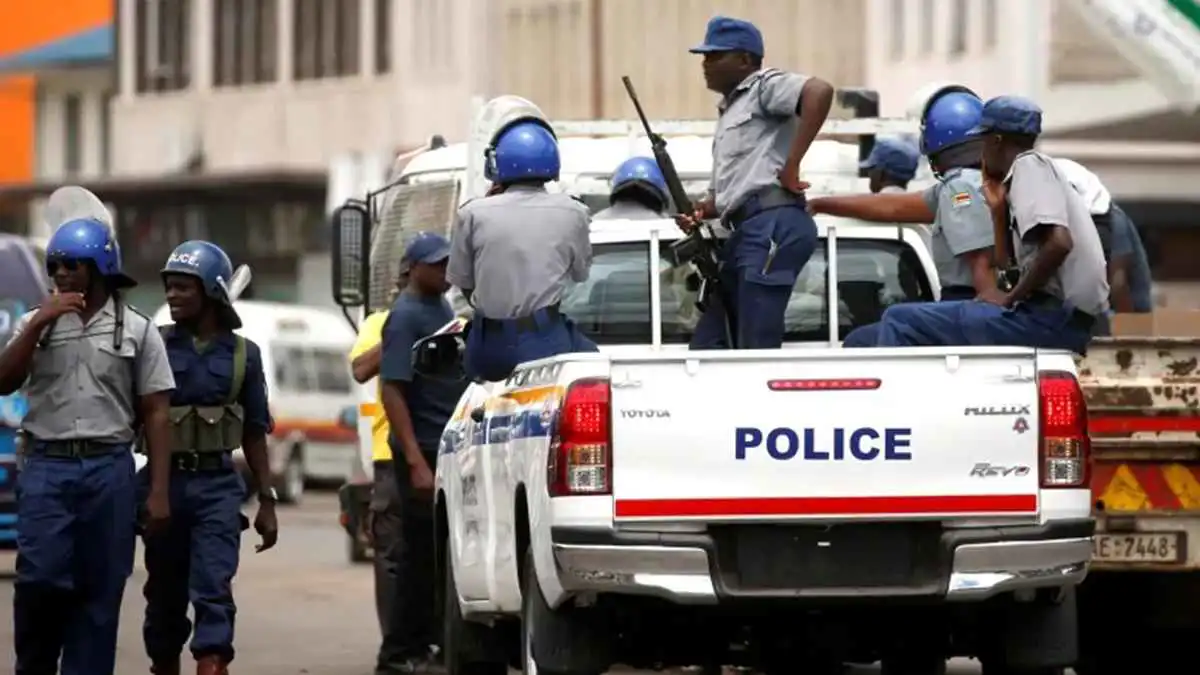 هجمات واعتقالات وقنابل حارقة.. زيمبابوي تدخل أخطر مراحل صراع السلطة