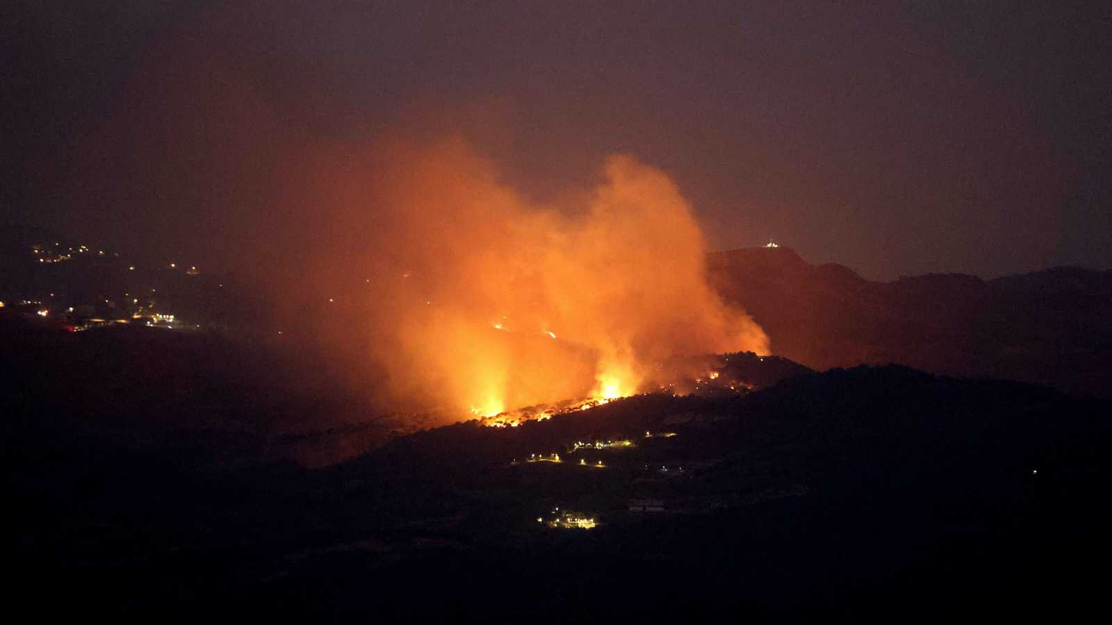 بعد غارة إسرائيلية.. حرائق "ضخمة" تلتهم الغابات في جنوب لبنان (فيديو)
