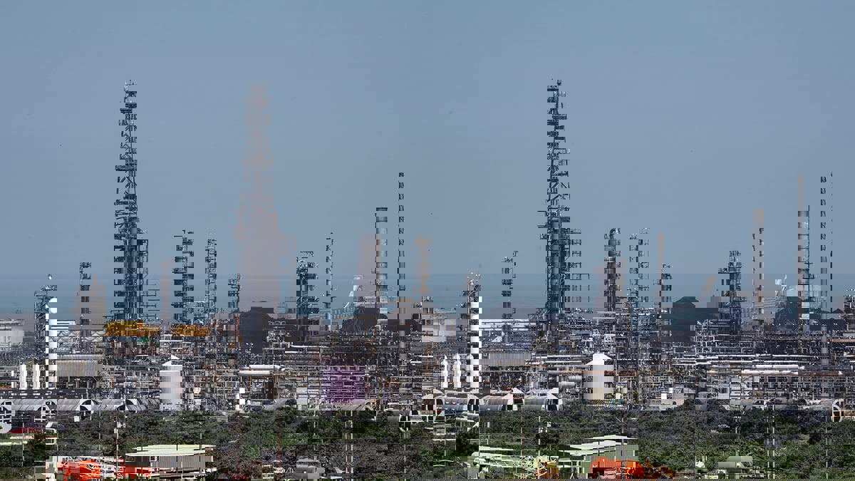 النفط يعوض خسائره رغم استمرار التوتر في أوكرانيا