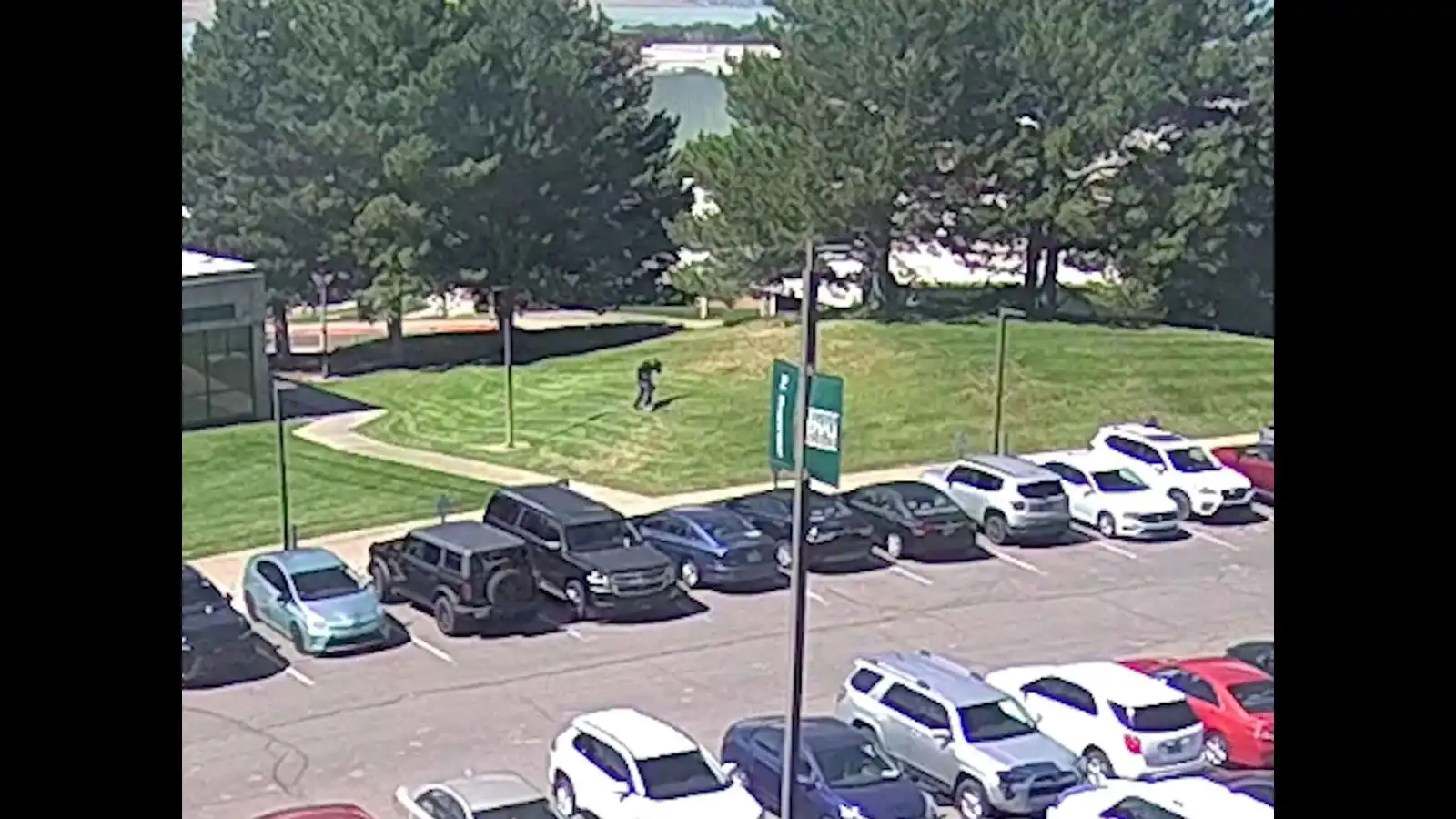 لحظة هروب "القناص" المحتمل في جريمة تشارلي كيرك (فيديو)