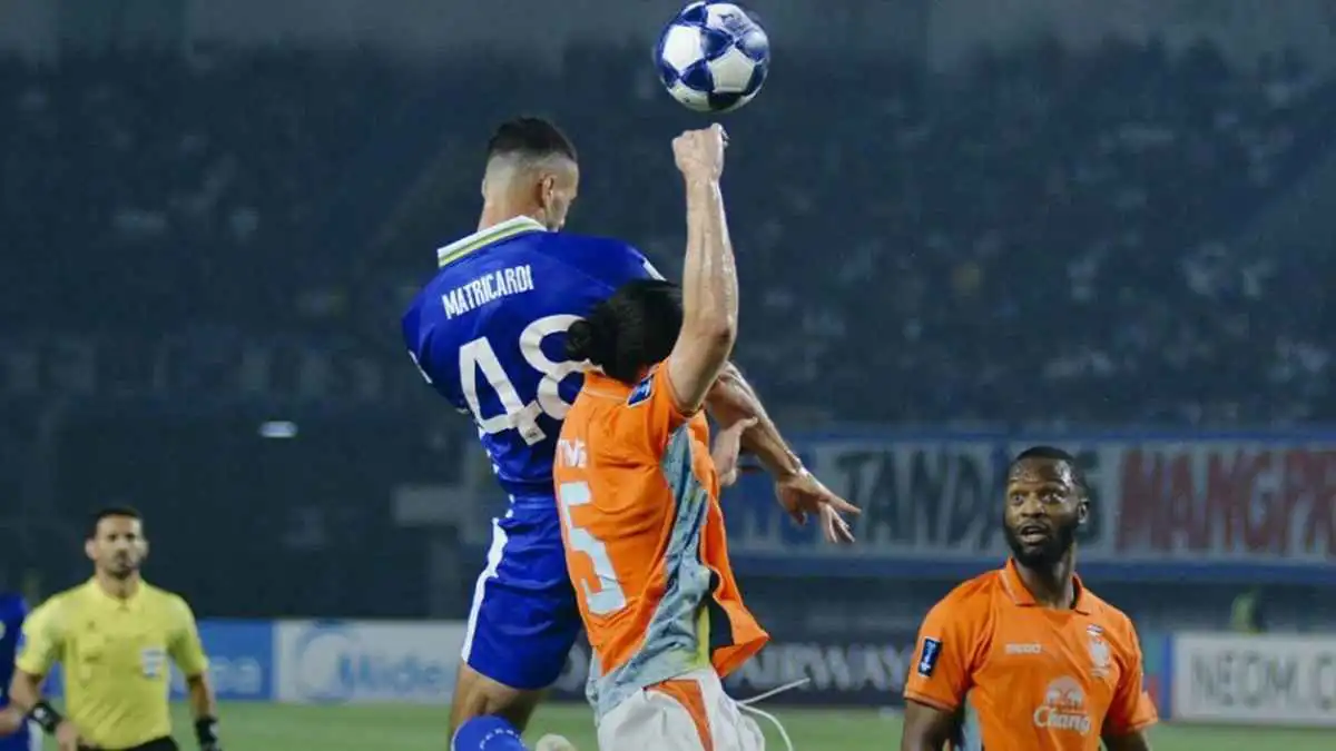 الجمهور اقتحم الملعب لضربه.. نجاة الحكم السعودي ماجد الشمراني من كارثة (فيديو)