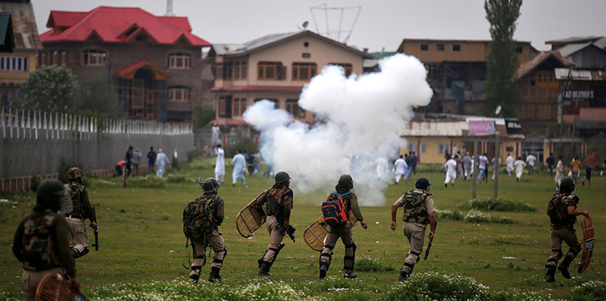 الهنود يتحملون الرائحة الكريهة.. سلاح إسرائيلي نتن نجح في فلسطين وفشل بكشمير
