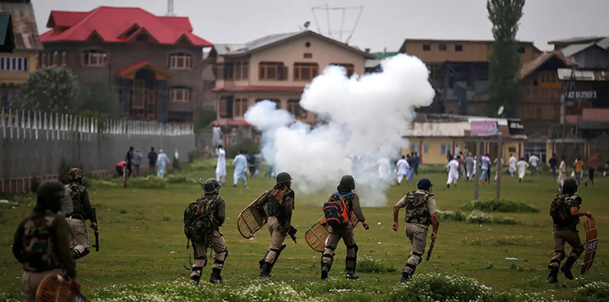 الهنود يتحملون الرائحة الكريهة.. سلاح إسرائيلي نتن نجح في فلسطين وفشل بكشمير