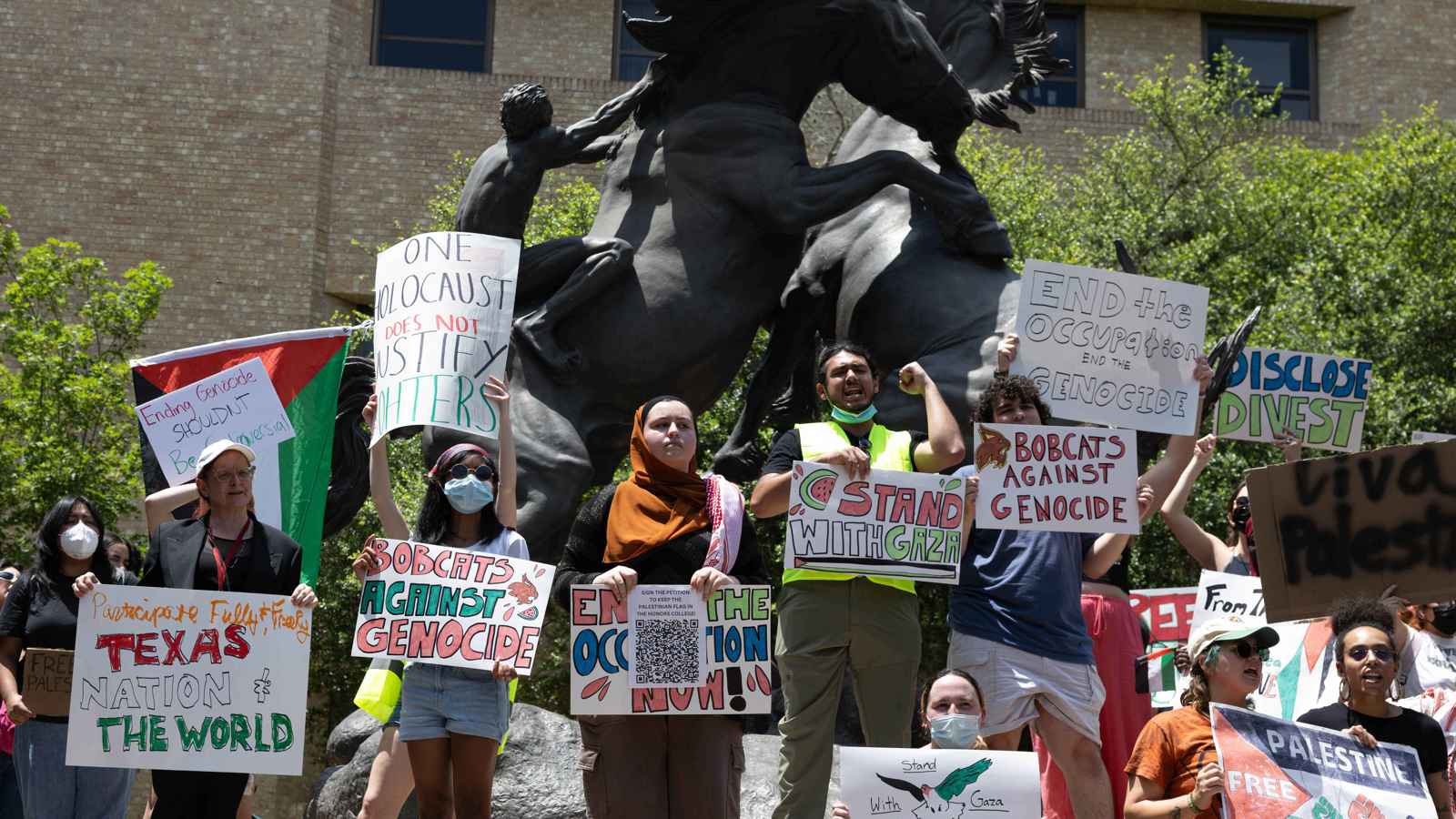 احتجاجات غزة أمام المحاكم.. طلاب يقاضون جامعة تكساس وحاكم الولاية
