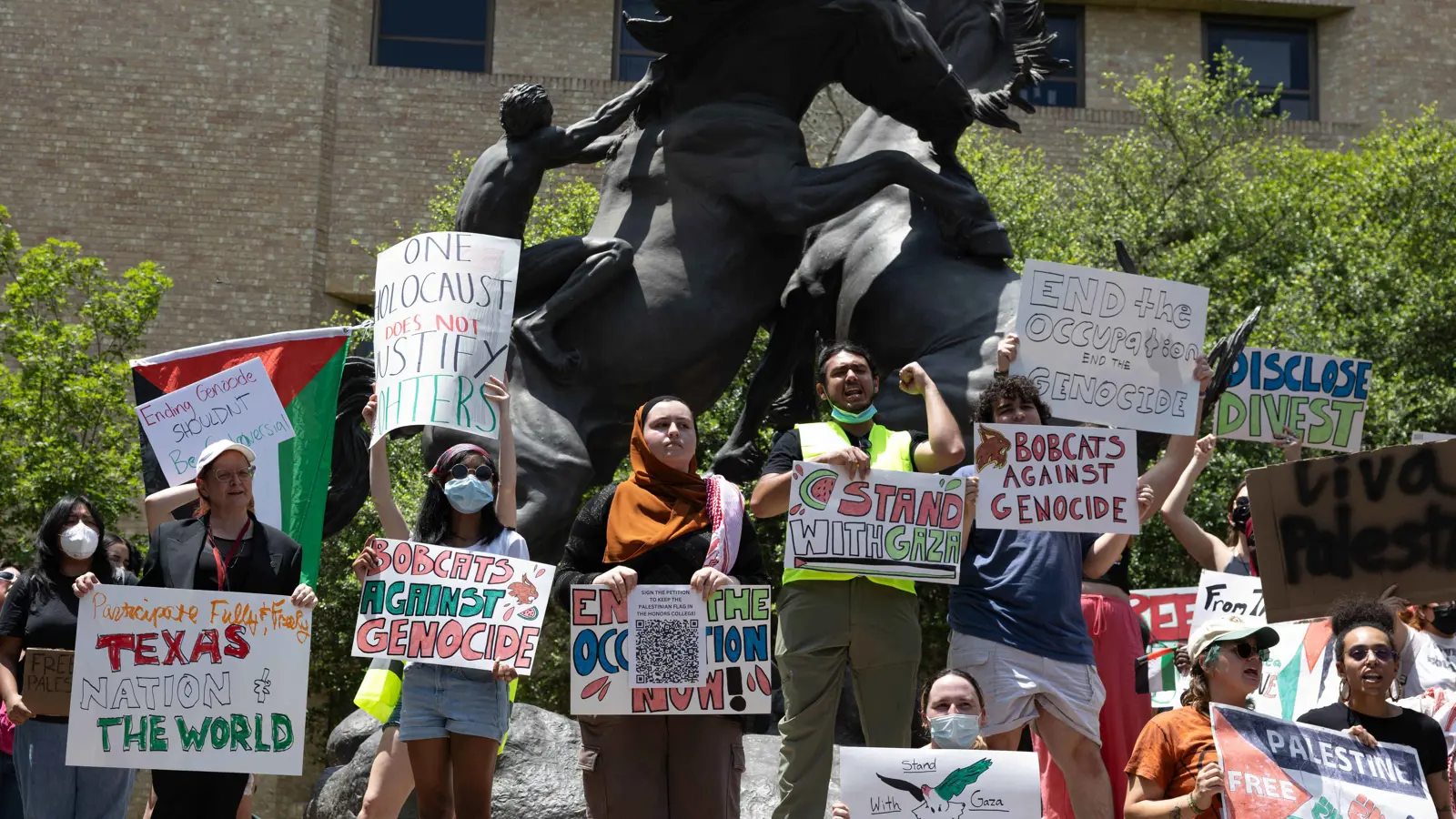 احتجاجات غزة أمام المحاكم.. طلاب يقاضون جامعة تكساس وحاكم الولاية