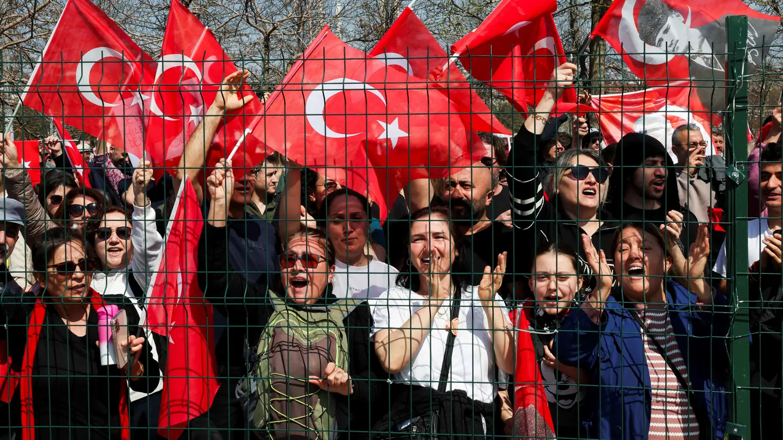 المعارضة التركية تتعهد بمواصلة الاحتجاجات حتى الإفراج عن إمام أوغلو