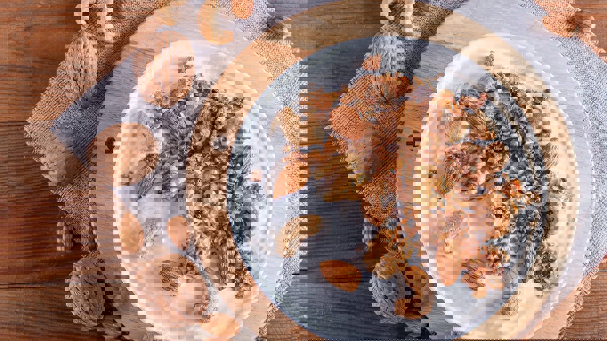 دراسة: الجوز ولبن الزبادي يخفضان ضغط الدم المرتفع