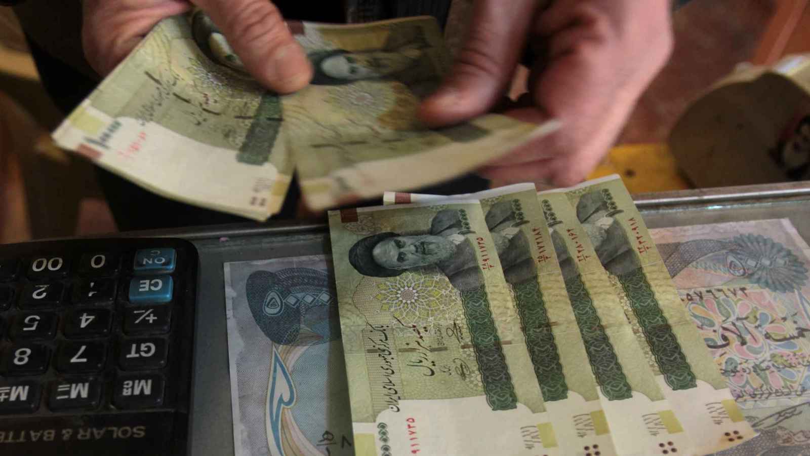 تحت ضغط التوترات مع واشنطن.. العملة الإيرانية تتراجع لمستوى قياسي