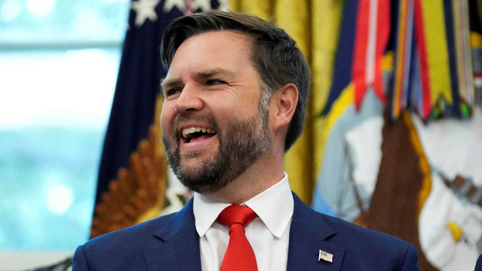 "مزحة".. فانس يدافع عن نشر ترامب مقطعين ساخرين لزعيم ديمقراطي