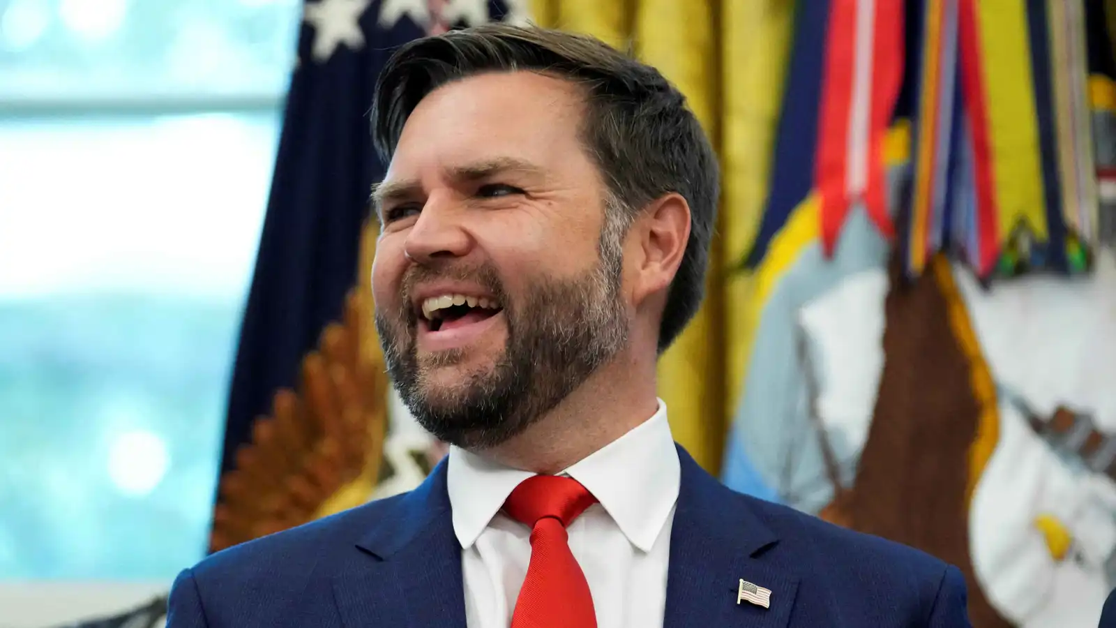 "مزحة".. فانس يدافع عن نشر ترامب مقطعين ساخرين لزعيم ديمقراطي