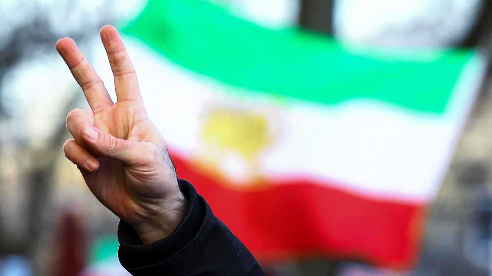 "لا عمل عسكريا مباشرا".. ترامب يدرس هجمات سيبرانية لدعم احتجاجات الإيرانيين