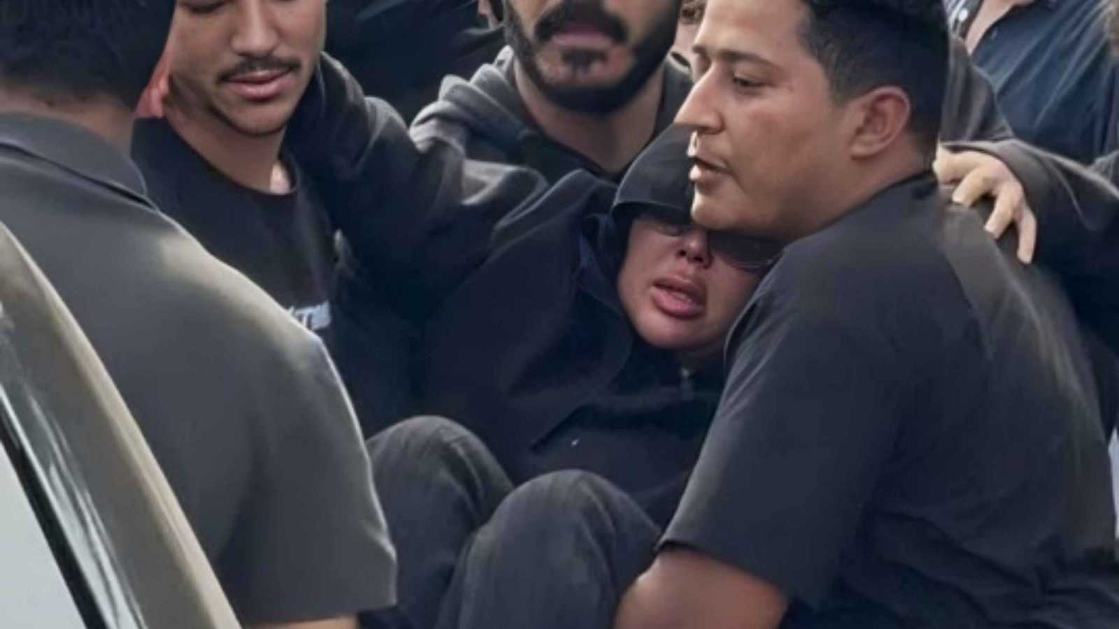 لحظة انهيار زوجة إسماعيل الليثي في مراسم جنازته (فيديو)