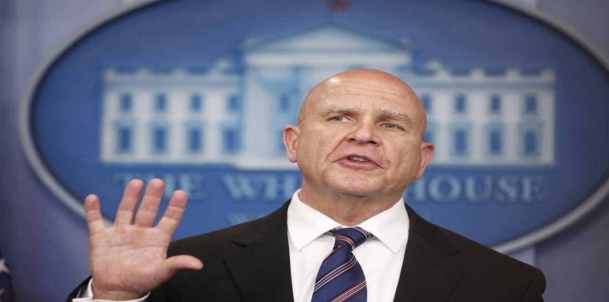 البيت الأبيض ينفي نية ترامب إقالة مستشاره للأمن القومي