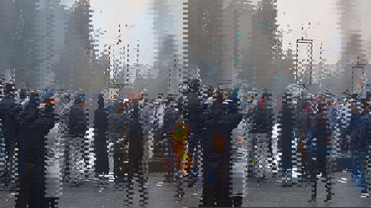 بعد ضغوط شعبية.. إيران تعيد النظر في إعدام 3 متظاهرين