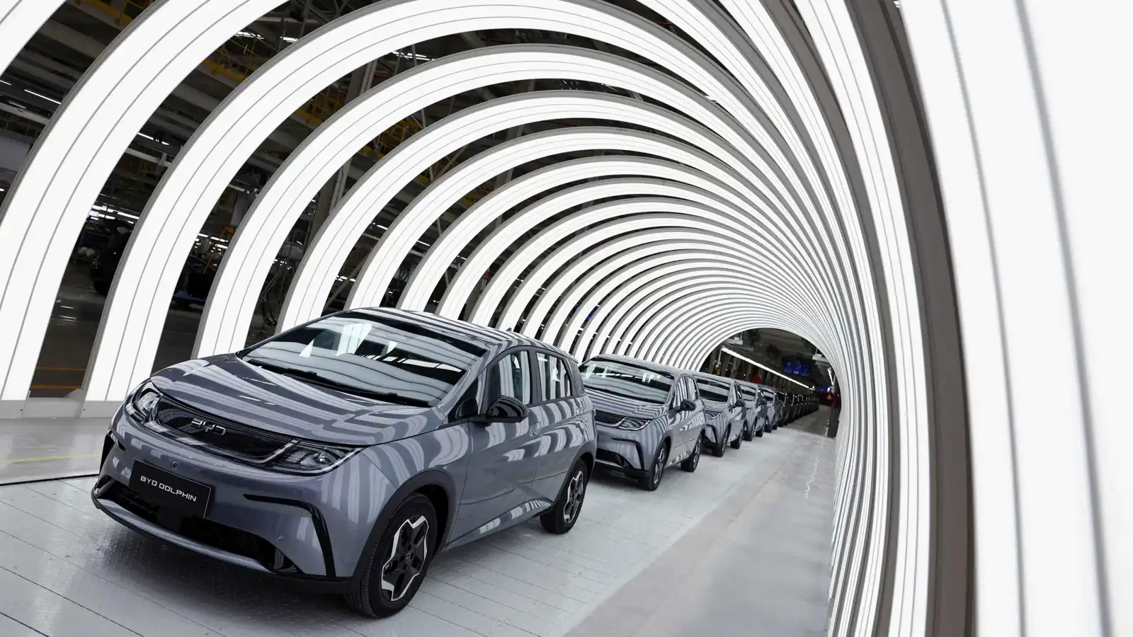 الحرب الإيرانية تدفع أوروبا نحو السيارات الكهربائية الصينية