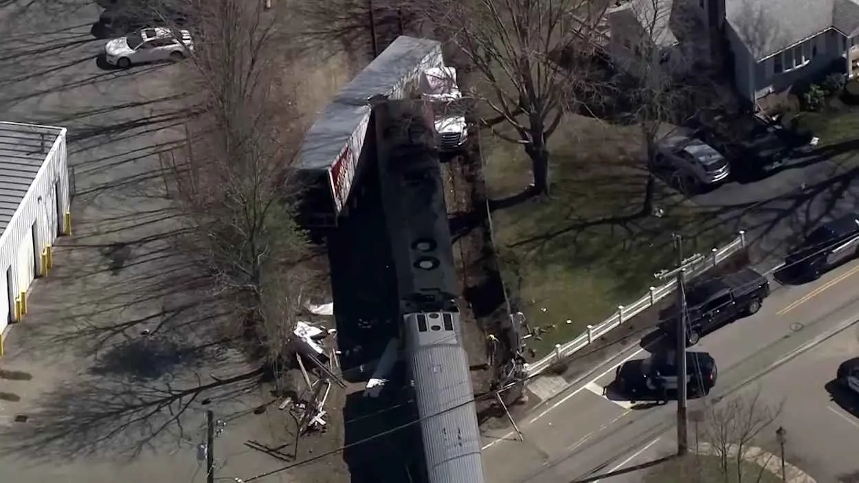 أمريكا.. قطار يصطدم بشاحنة مهجورة في حادث غريب (فيديو)
