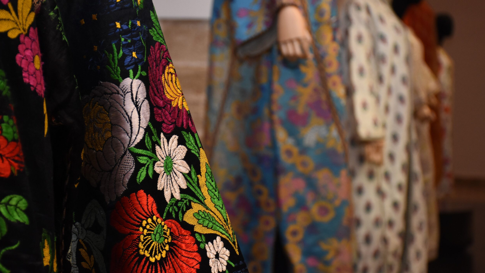 القفطان المغربي.."رحلة تاريخية" من الهيبة والأناقة 