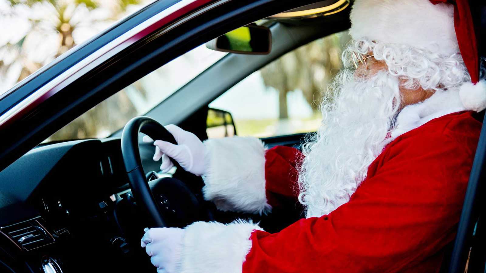 بفيديو طريف.. الشرطة توقف "بابا نويل" وزوجته بسبب السرعة الزائدة