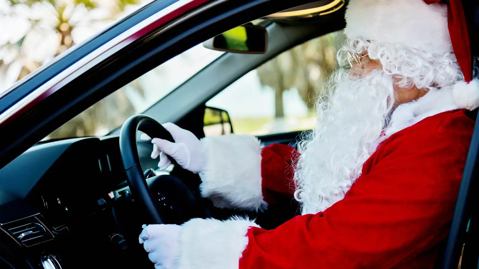 بفيديو طريف.. الشرطة توقف "بابا نويل" وزوجته بسبب السرعة الزائدة