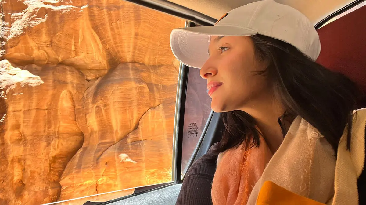 شابة سعودية تُخيّم أسبوعا كاملا في "كهف فرعون" بتبوك