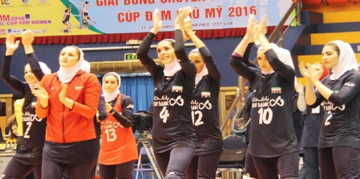 إيران تجمد عضوية 3 لاعبات في الكرة الطائرة.. تعرّف على السبب