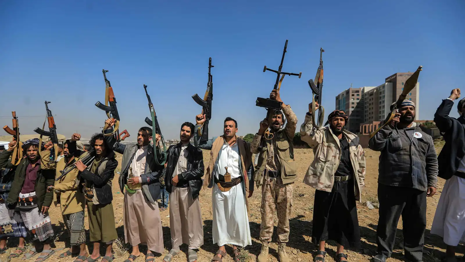 استعداداً لمواجهة الحوثي.. طارق صالح يوجه برفع الجاهزية في الساحل الغربي وتعز