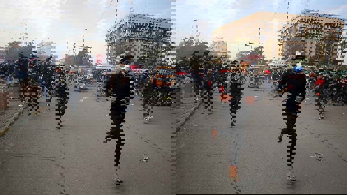 العراق.. أنصار مقتدى الصدر يقتحمون ساحة الاعتصام في النجف (فيديو)