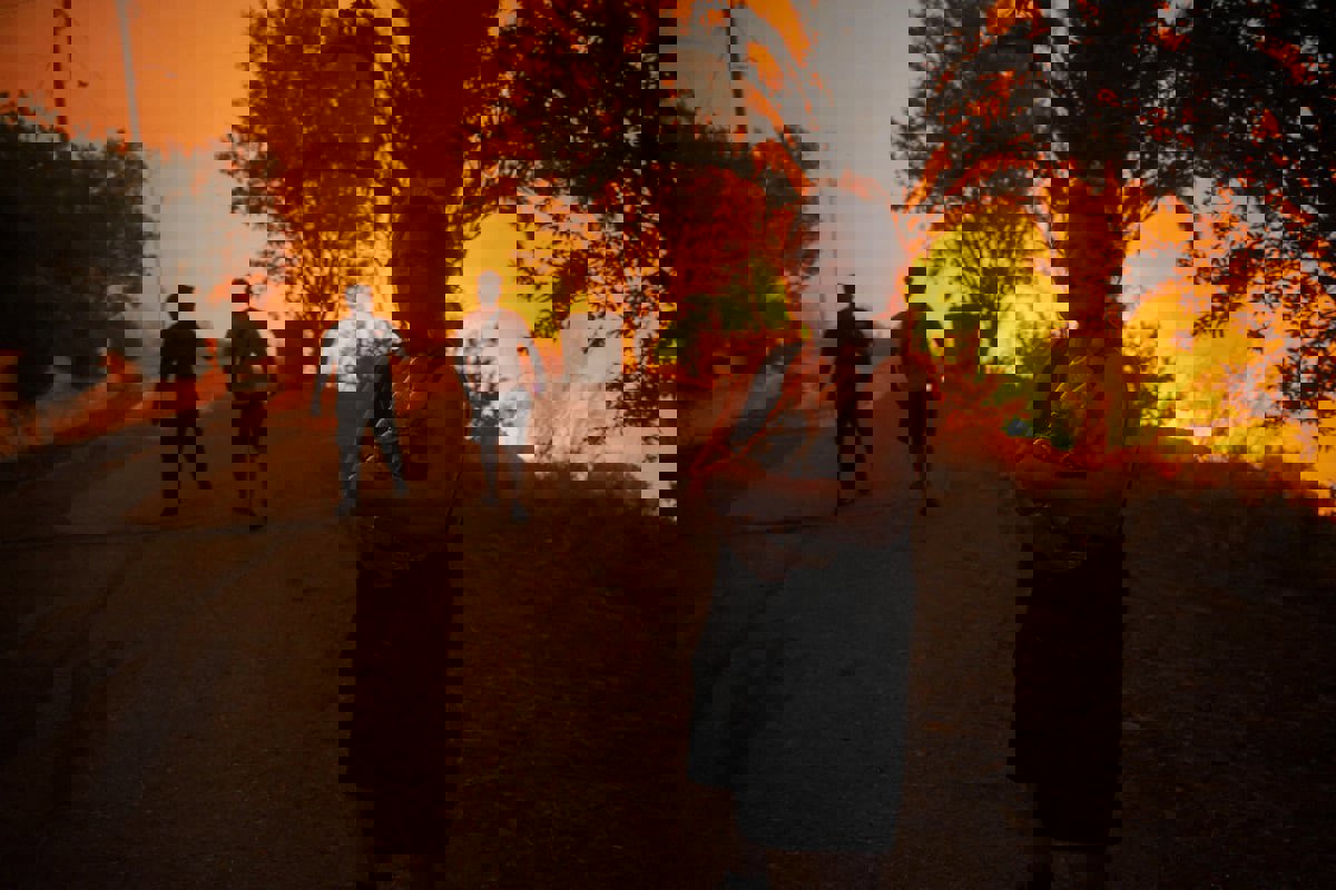 اليونان.. القبض على 13 شخصا متهمين بإشعال حريق غابات في جزيرة هيدرا 