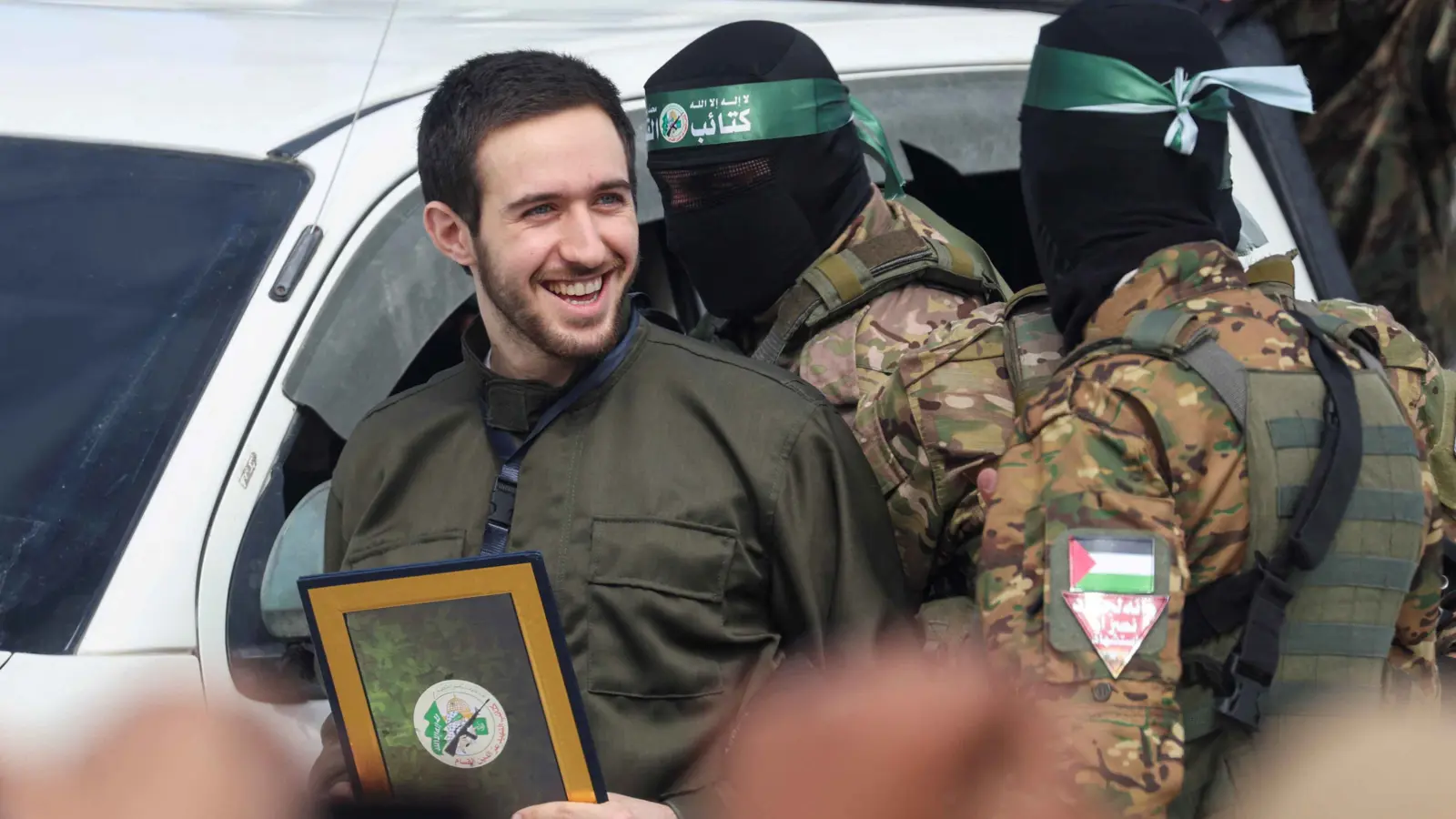 "قُبلة مفاجئة" خلال تسليم الرهائن الإسرائيليين (فيديو)