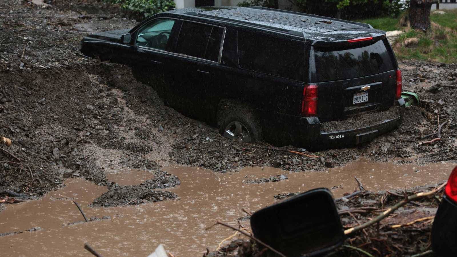 عاصفة قوية تضرب جنوبي كاليفورنيا وتحذيرات من فيضانات مفاجئة