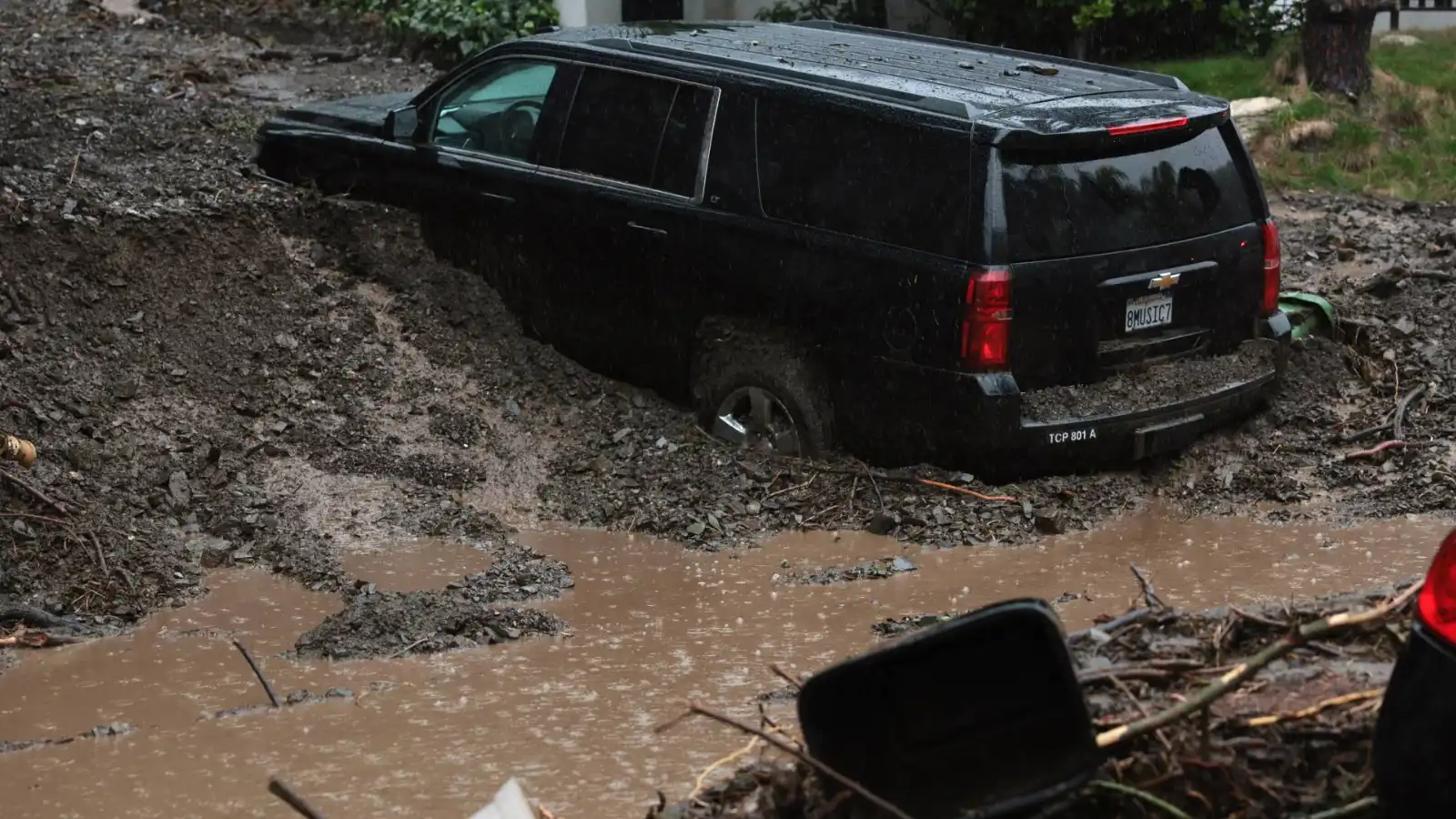 عاصفة قوية تضرب جنوبي كاليفورنيا وتحذيرات من فيضانات مفاجئة