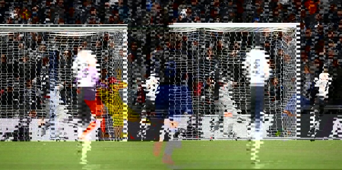 هل تسببت أرضية ملعب ويمبلي في إهدار فرصة لاميلا الخطيرة؟ (فيديو)