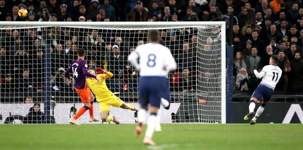 هل تسببت أرضية ملعب ويمبلي في إهدار فرصة لاميلا الخطيرة؟ (فيديو)