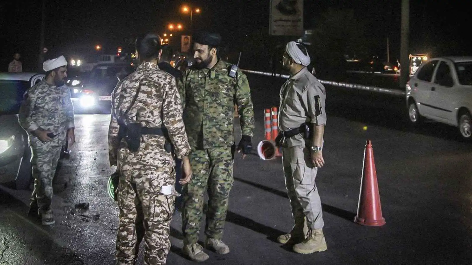 عمائم في الشوارع.. رجال دين ينضمون إلى "الحرس الثوري"