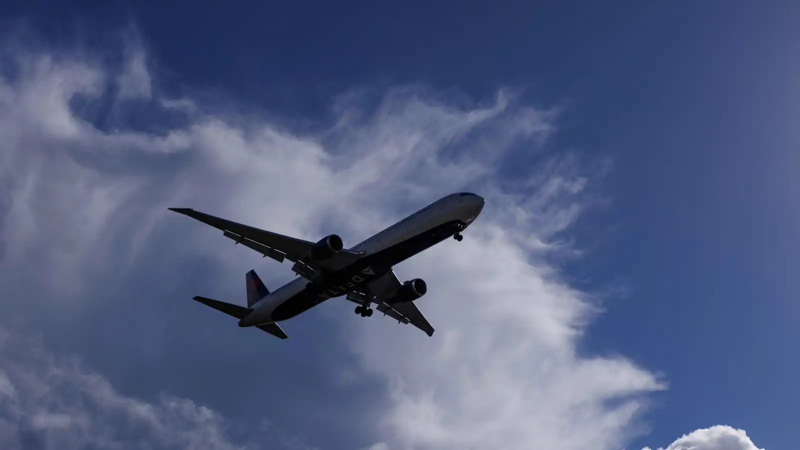 سيدة تضع مولودة خلال رحلة جوية وركاب يتطوعون لتقديم الدعم