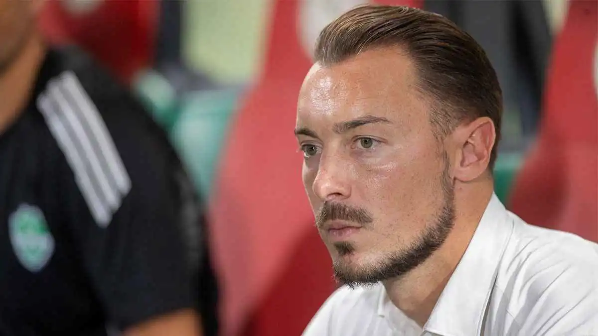 غير مقتنع بصالح أبو الشامات.. أول مطالبة برحيل يايسله عن الأهلي السعودي (فيديو)