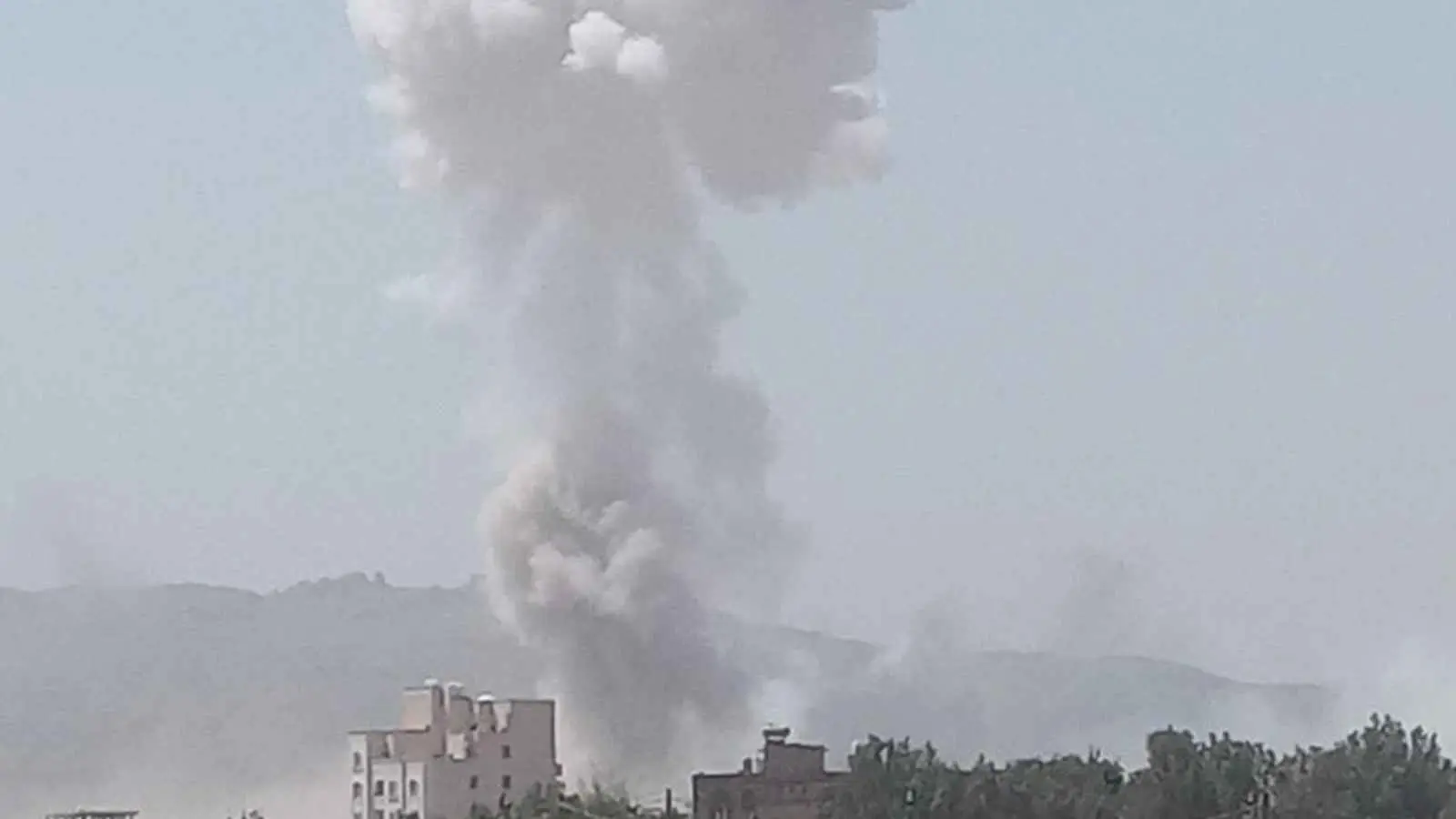 غارات إسرائيلية عنيفة تستهدف محيط مطار صنعاء (فيديو)