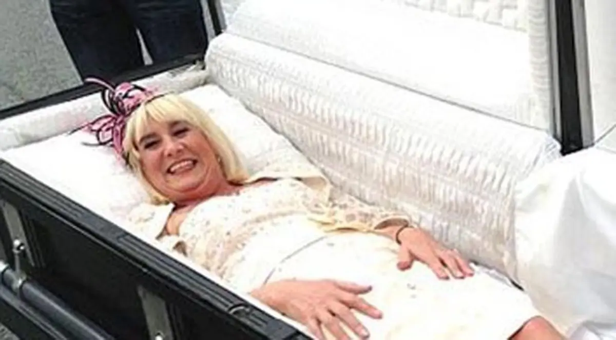 عروس تصل إلى عرسها في تابوت الموتى (صور)