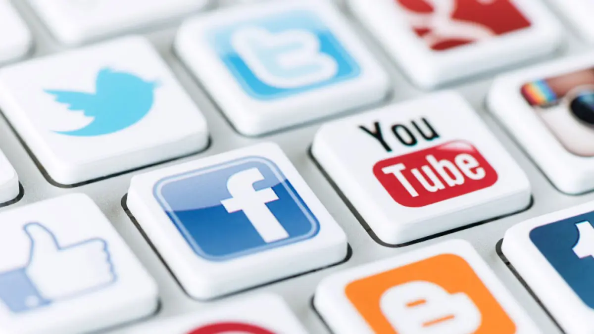 هل تعد مواقع التواصل الاجتماعي أدوات لصناعة كاتب حقيقي؟