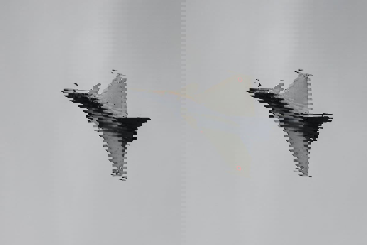 خلال ملاحقة جوية في فرنسا.. السماء تمطر مخدرات 