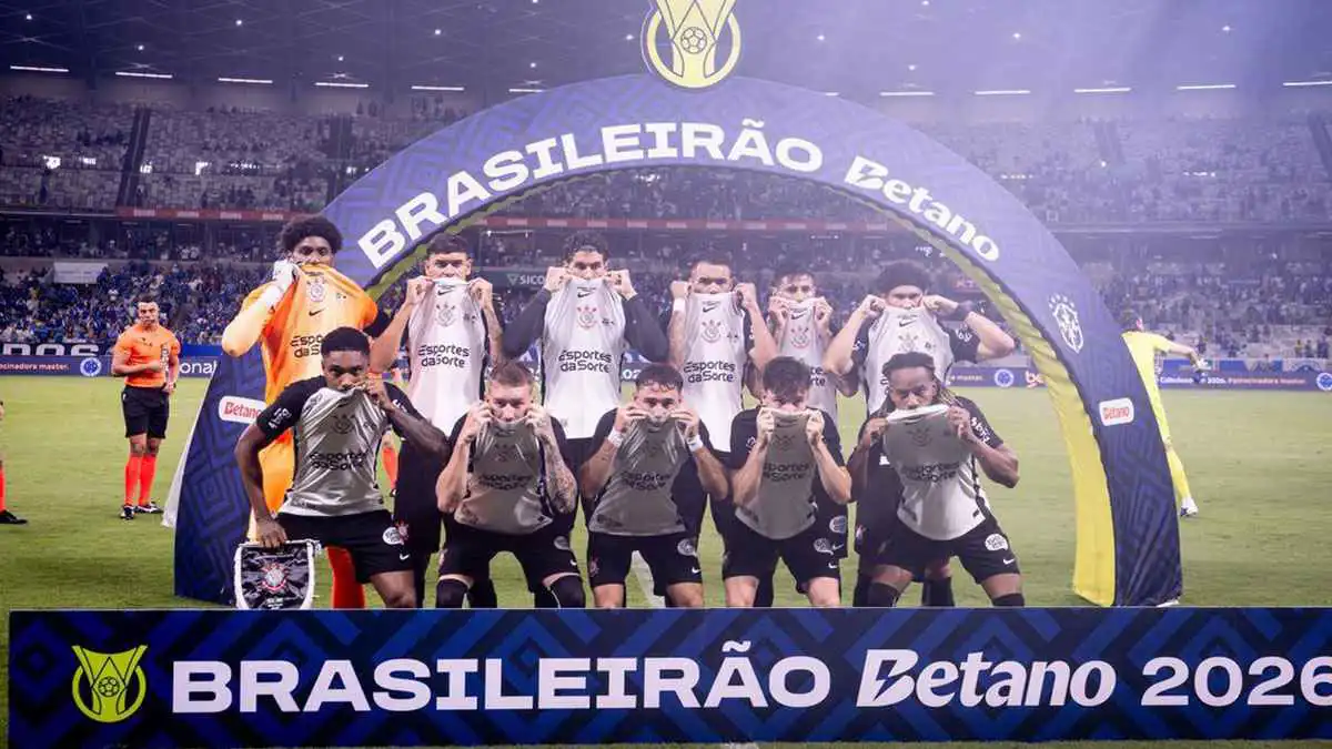 "العنصرية جريمة.. أبلغ عنها".. لاعبو كورينثيانز يدعمون فينيسيوس بطريقة لافتة