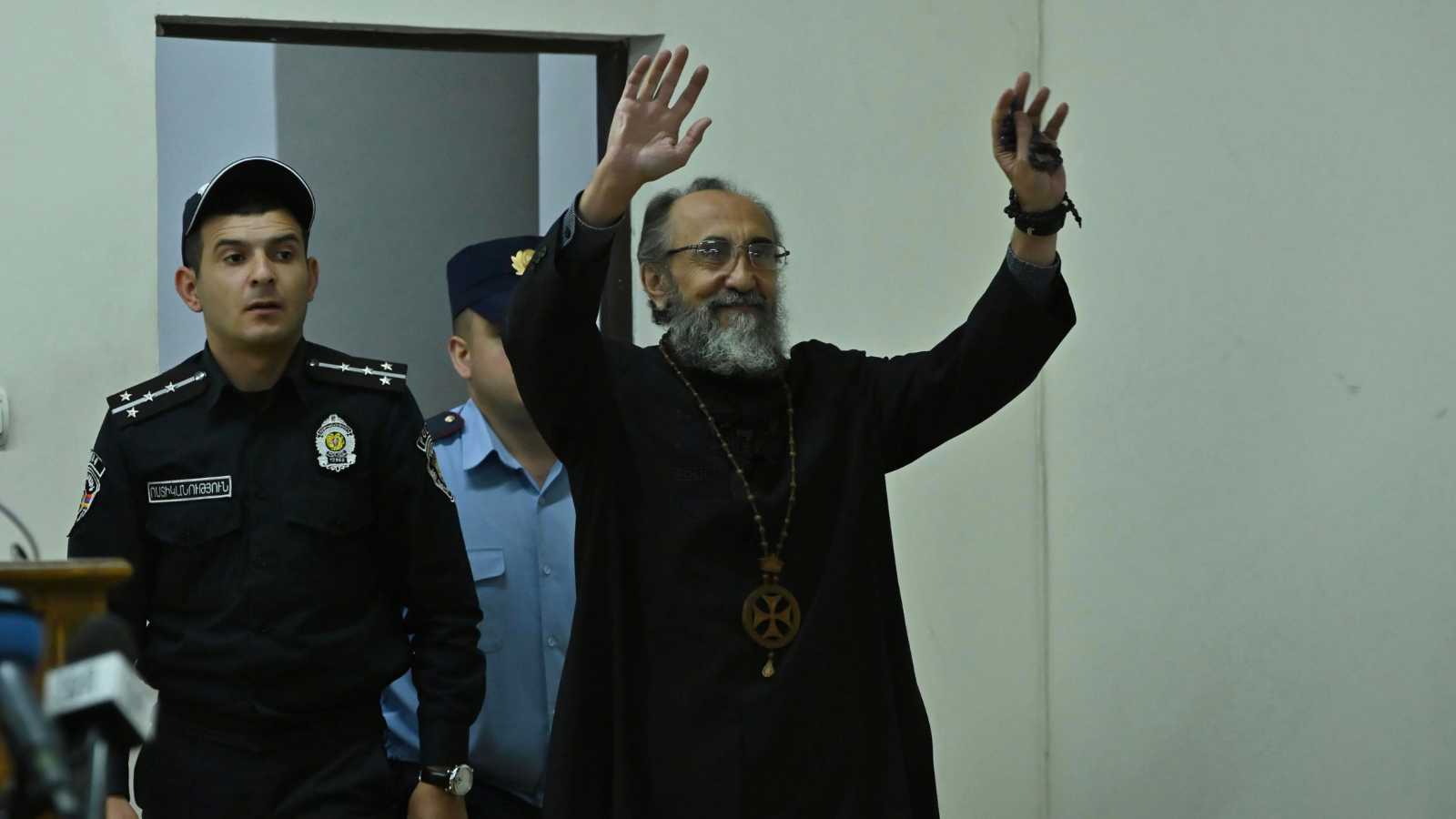 محكمة أرمينية تقضي بسجن أسقف بتهمة الدعوة للاستيلاء على السلطة