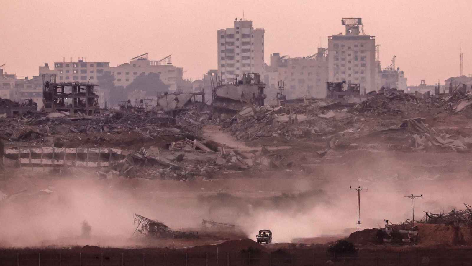 نفذت "أحزمة نارية".. مقاتلات إسرائيلية تقصف مناطق واسعة في غزة